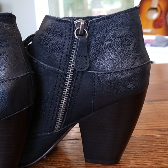 Boots - Picture 4 of 5